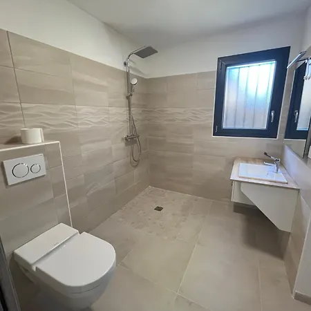 Neuve 5 Ch Et Jacuzzi *