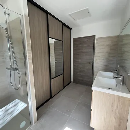 Neuve 5 Ch Et Jacuzzi Villa