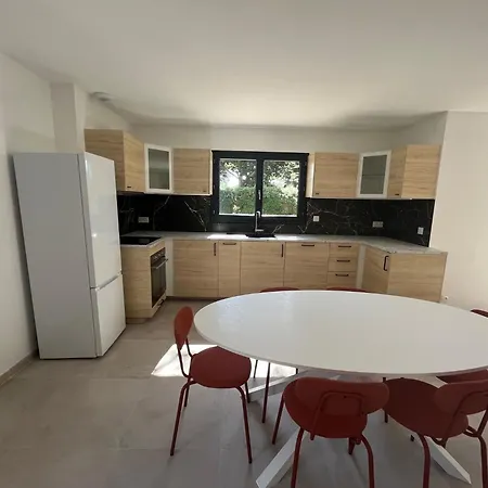 Neuve 5 Ch Et Jacuzzi *