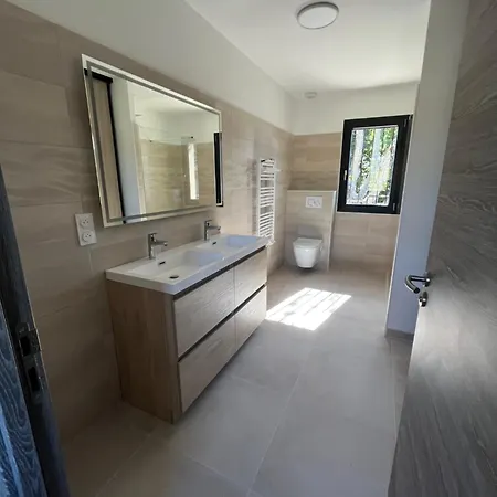 Neuve 5 Ch Et Jacuzzi