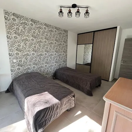 Neuve 5 Ch Et Jacuzzi *