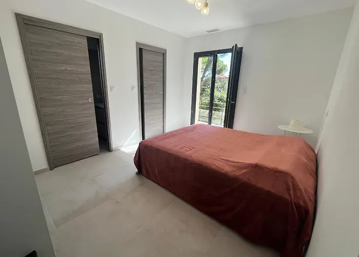 Neuve 5 Ch Et Jacuzzi ヴィラ カストリ