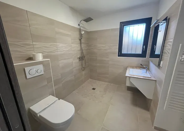 Neuve 5 Ch Et Jacuzzi *