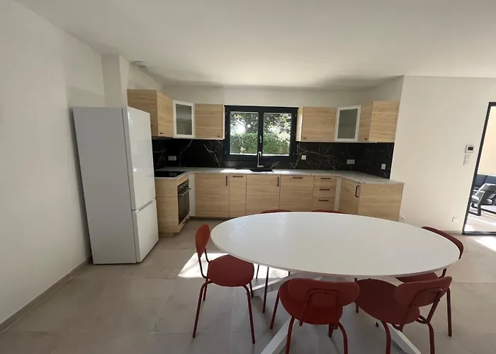 Neuve 5 Ch Et Jacuzzi *