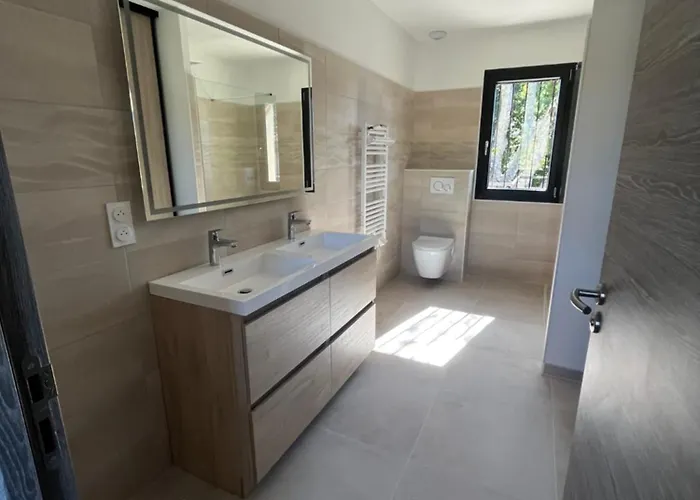 Neuve 5 Ch Et Jacuzzi