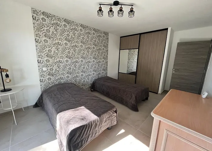 Neuve 5 Ch Et Jacuzzi *