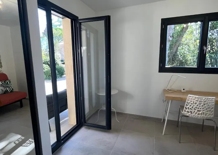 Neuve 5 Ch Et Jacuzzi カストリ